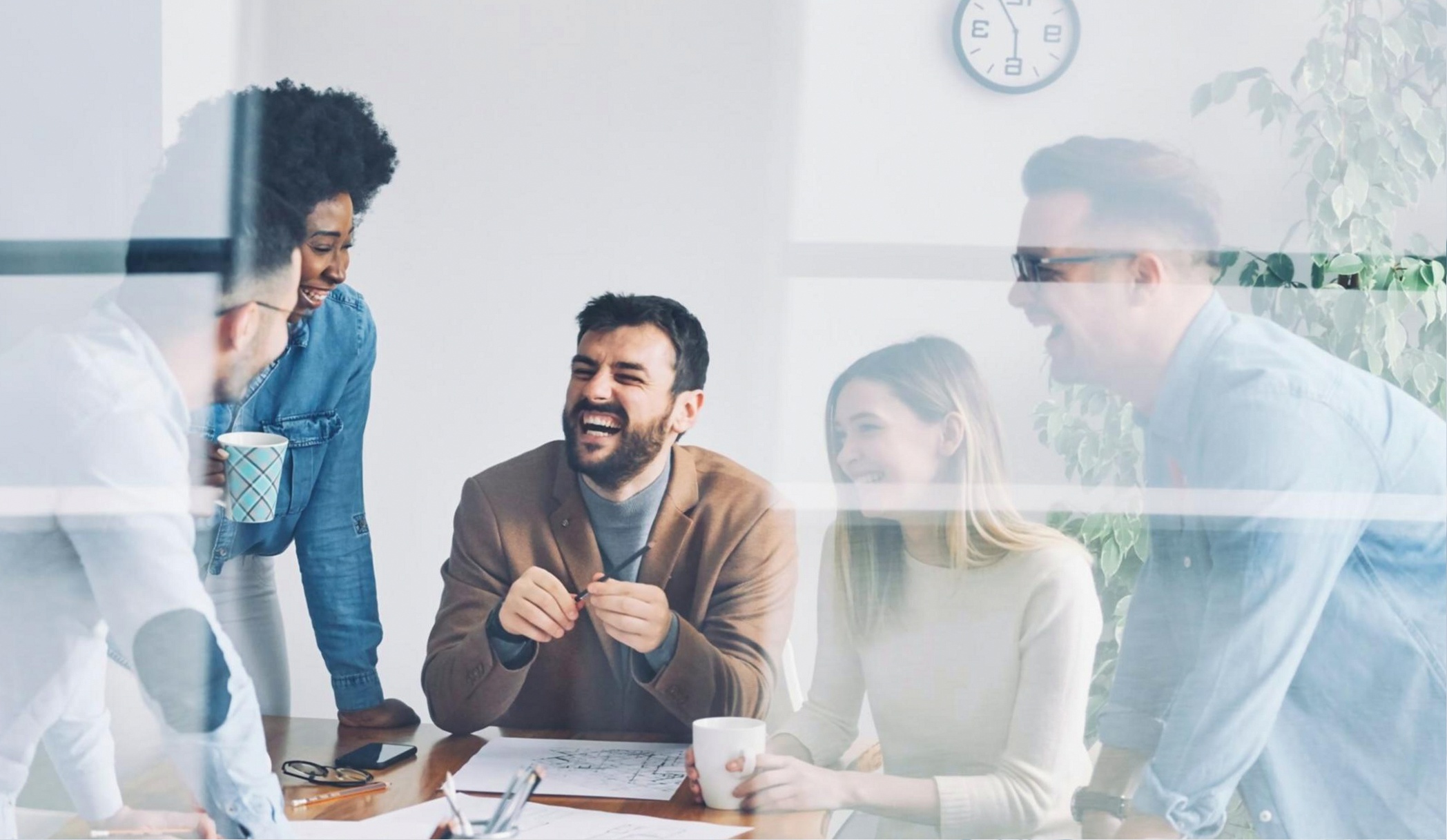 Expert démontrant un exercice de gainage lors d'un webinaire